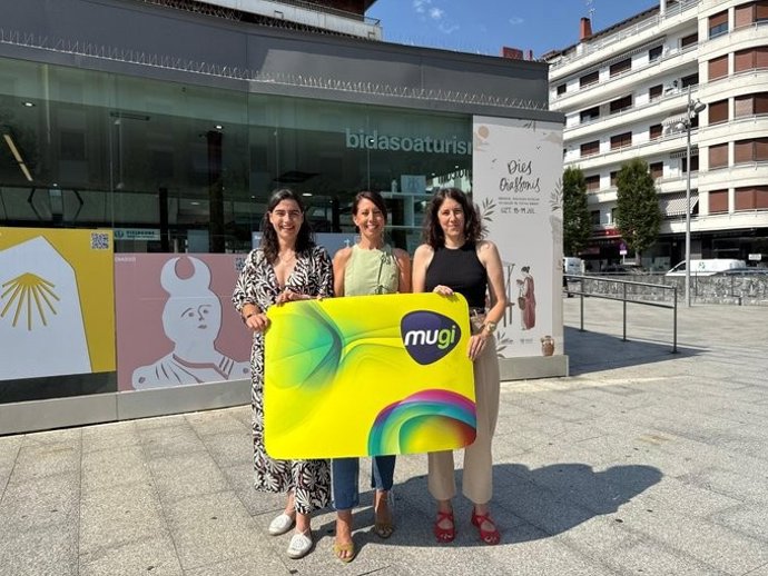 La presidenta de la ATTG y diputada de Movilidad, Turismo y Ordenación del Territorio, Azahara Domínguez,  la presidenta y la vicepresidenta de Bidasoa activa, Nuria Alzaga y Estitxu Urtizberea