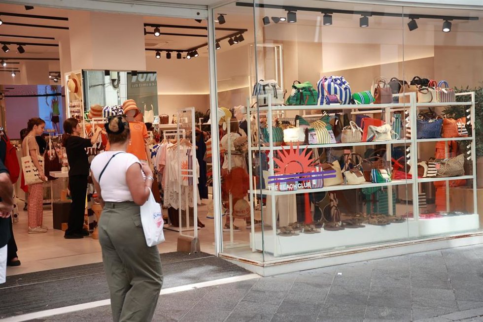 Una mujer pasa junto a un escaparate de un céntrico comercio de la ciudad como foto de recurso
