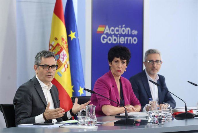 (I-D) El ministro de Presidencia, Justicia y Relaciones con las Cortes, Félix Bolaños, la ministra de Inclusión, Seguridad Social y Migraciones y portavoz del Gobierno, Elma Saiz, y el ministro de Hacienda, Arcadi España, durante una rueda de prensa tras 
