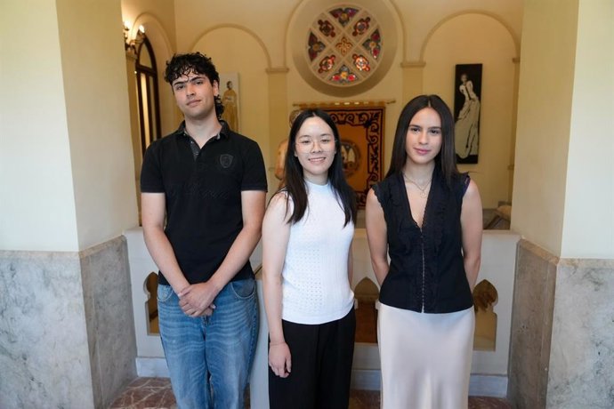Martín Vicente Ferrer, Ruiqi Jinzhang y Marina Hernández López, los tres mejores expedientes de la PAU 2026 en la Región de Murcia, antes de recoger los diplomas en la Galería de Rectores del edificio Convalecencia