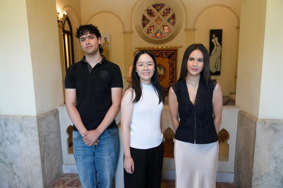 Martín Vicente Ferrer, Ruiqi Jinzhang y Marina Hernández López, los tres mejores expedientes de la PAU 2026 en la Región de Murcia, antes de recoger los diplomas en la Galería de Rectores del edificio Convalecencia