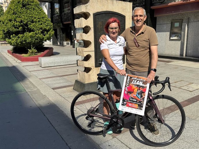 Eneritz Iturriaga, directora del Eneicat y del III Gran Premio Ciudad de León, y el concejal de Deportes del Ayuntamiento de León, Vicente Canuria.