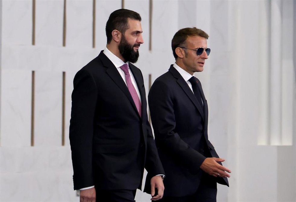 El presidente de transición de Siria, Ahmed al Shara, y el presidente de Francia, Emmanuel Macron, durante la visita a Damasco. 