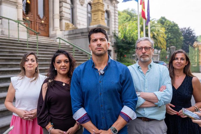 El portavoz nacional de Deportes de Vox, Cristian Toro, junto a Sonsoles Peralta, Carolina López, Javier Jové y Alejandra González.