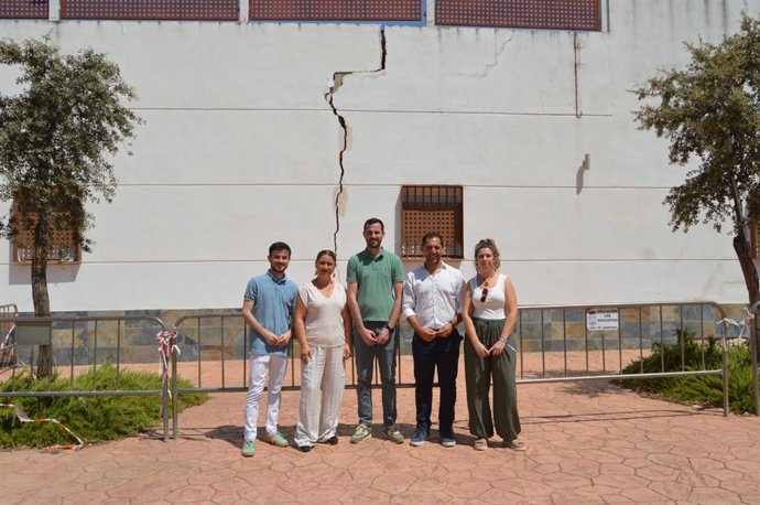 Alberto Ruiz (centro), entre Irene Ruiz y Sebastián Pérez, ante la Casa Grande de Fuente Carreteros, dañada por las borrascas.