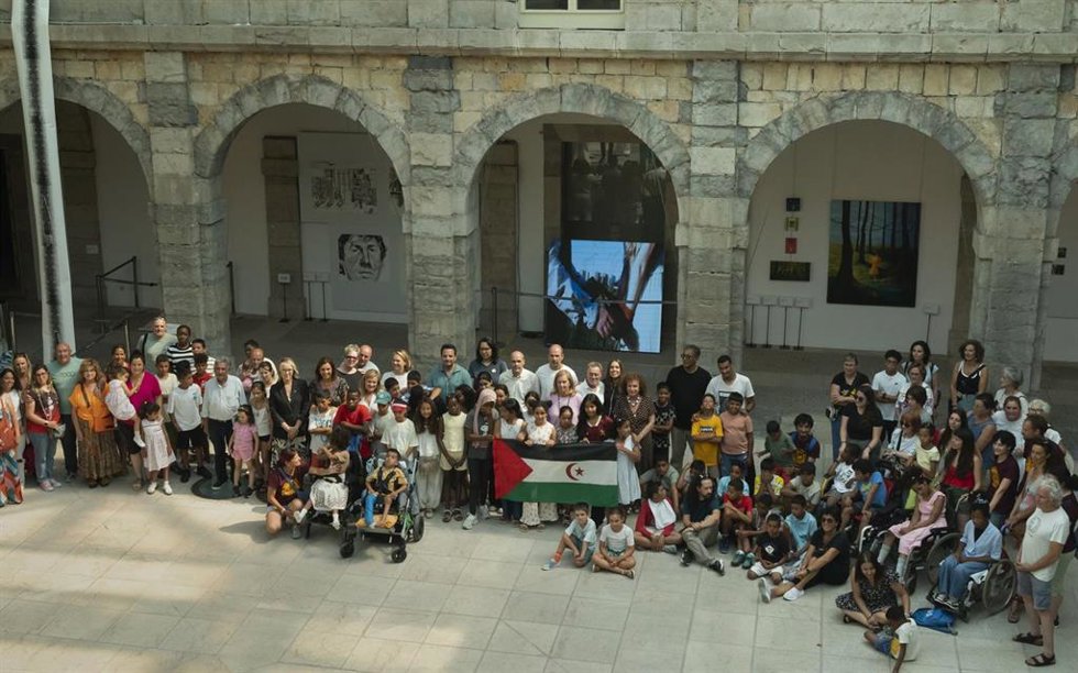 Recepcion de niños saharauis y familias de acogida del programa 'Vacaciones en Paz'