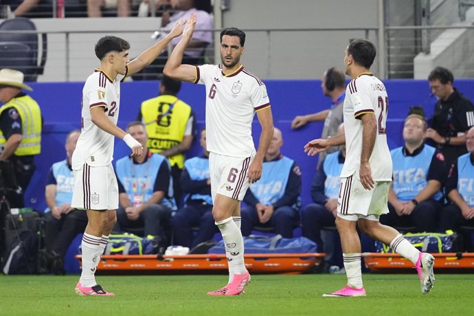 Mikel Merino, da Espanha, comemora após marcar o primeiro gol de sua equipe durante a partida das oitavas de final da Copa do Mundo da FIFA 2026 entre Portugal e Espanha, no Dallas Stadium, em 6 de julho de 2026, em Arlington, nos Estados Unidos.