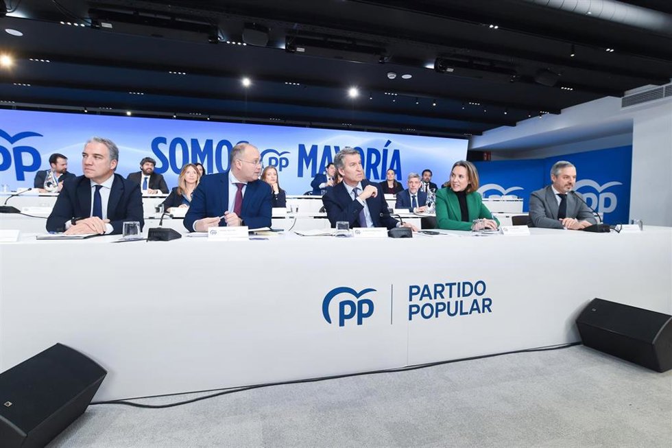 Archivo - El presidente del Partido Popular, Alberto Núñez Feijóo, preside la reunión de la Junta Directiva Nacional del partido, junto a Elías Bendodo, Miguel Tellado, Cuca Gamarra y Juan Bravo a 9 de febrero de 2026, en Madrid (España).