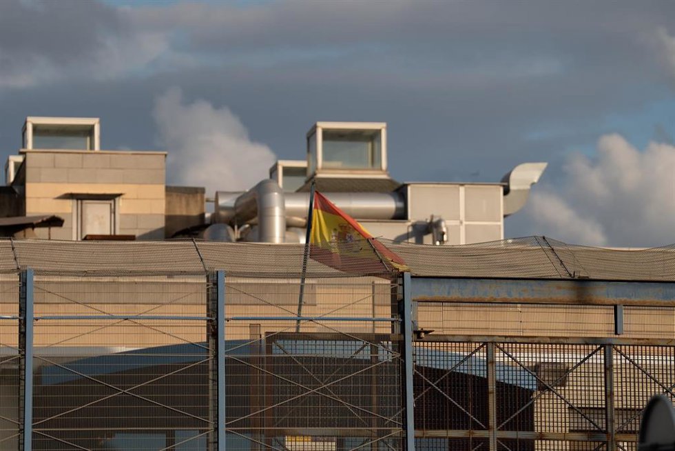 Archivo - Una bandera española en el Centro de Internamiento de Extranjeros (CIE) de la Zona Franca, a 26 de septiembre de 2024, en Barcelona, Catalunya (España).
