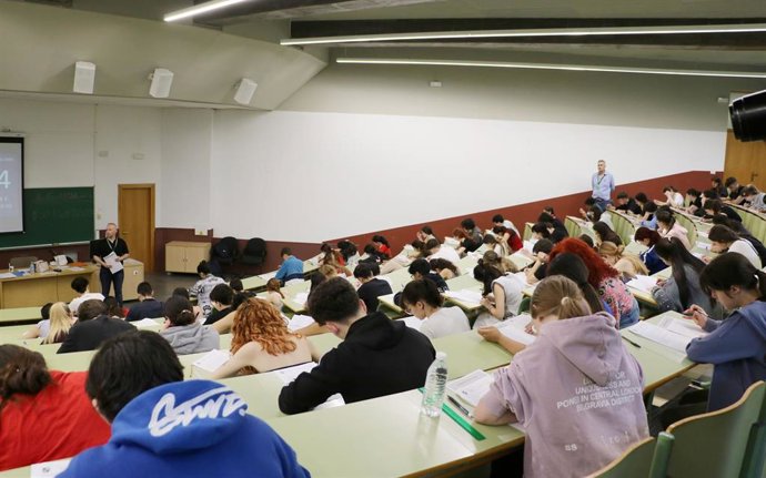 Archivo - Imagen de archivo de alumnos realizando la PAU en la Universidad de León.