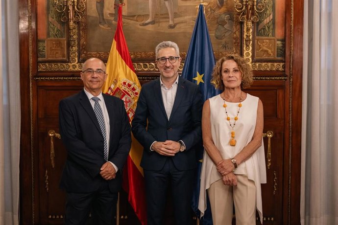 El nuevo director de la Agencia Estatal de Administración Tributaria (AEAT), Antonio Ansón Latorre (i); el ministro de Hacienda, Arcadi España (c); y la predecesora de Ansón en el cargo, Soledad Fernández Doctor.