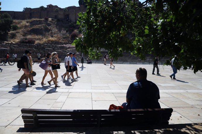 Vecinos y visitantes de Málaga bajo los efectos de la segunda ola de calor. A 6 de julio de 2026 en Málaga (Andalucía, España).