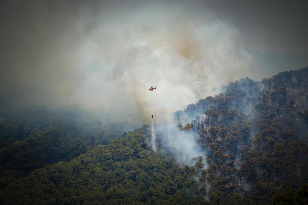 Imagen de archivo - Columna de humo en un incendio forestal, a 7 de julio de 2026, en Sentmenat, Barcelona, Catalunya (España). 
