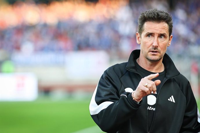 Archivo - FILED - 09 May 2026, Bavaria, Nuremberg: Nuernberg Coach Miroslav Klose gestures during the German second Bundesliga soccer match between FC Nuernberg and FC Schalke 04 at Max-Morlock-Stadion. Photo: Daniel Karmann/dpa
