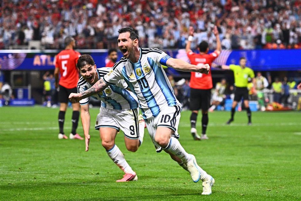 El capitán argentino Leo Messi celebrando el gol del empate ante Egipto en los octavos de final del Mundial 2026.