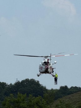 El helicóptero de Cantabria rescata a un trabajador de la CHE que estaba exhausto en una zona de maleza