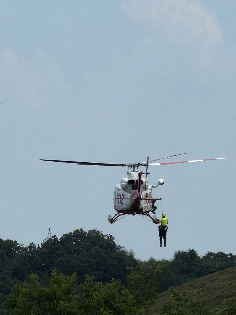 El helicóptero de Cantabria rescata a un trabajador de la CHE que estaba exhausto en una zona de maleza