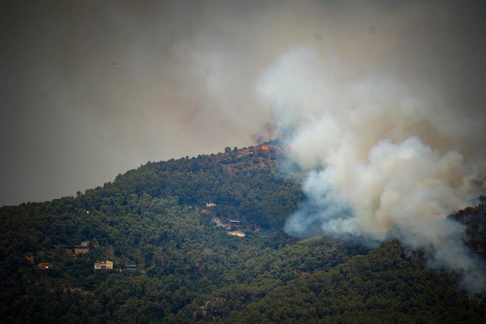 Imagen de archivo - Columna de humo en un incendio forestal, a 7 de julio de 2026, en Sentmenat, Barcelona, Catalunya (España).