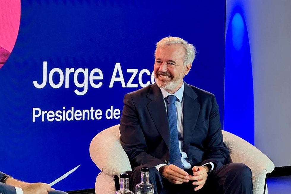 El presidente del Gobierno de Aragón, Jorge Azcón, durante el acto 'afterwork' organizado por 'El Periódico de Catalunya' este jueves en la Casa Cupra Raval de Barcelona
