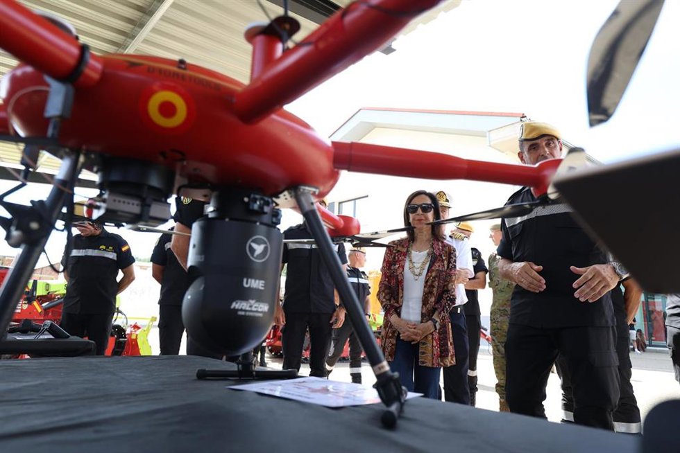 La ministra de Defensa, Margarita Robles, visita el Quinto Batallón de Intervención en Emergencias (BIEM V) y la Unidad de Drones de la UME (Udrume). Base 'Conde de Gazola', 30 de junio de 2026, en El Ferral del Bernesga, León, Castilla y León.