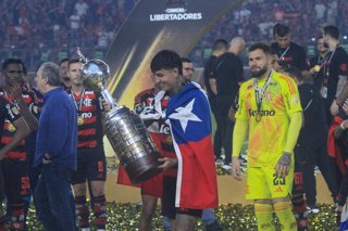 Futbol, Palmeiras vs Flamengo. Final de Copa Libertadores 2025. El jugador chileno de Flamengo Erick Pulgar celebra con el trofeo de la Copa Libertadores tras el partido contra Palmeiras en el Estadio Monumental de Lima, Peru. 29/11/2025 Pool Pelaez