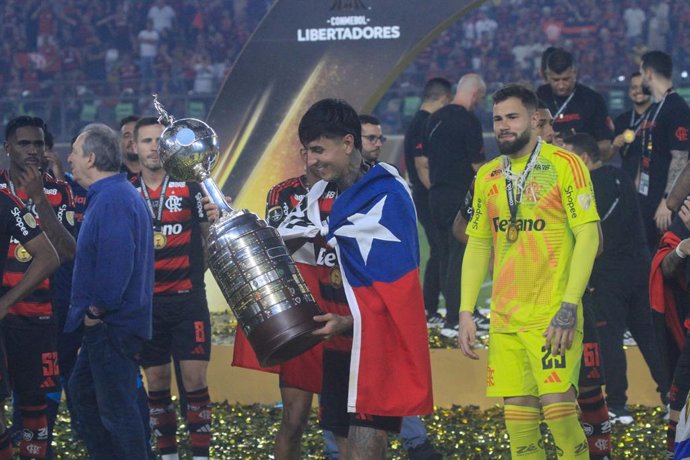 Futbol, Palmeiras vs Flamengo. Final de Copa Libertadores 2025. El jugador chileno de Flamengo Erick Pulgar celebra con el trofeo de la Copa Libertadores tras el partido contra Palmeiras en el Estadio Monumental de Lima, Peru. 29/11/2025 Pool Pelaez