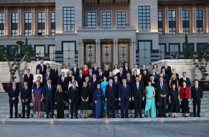 Foto de familia de la  cena oficial que ofrece el presidente de la República de Turquía, Recep Tayyip Erdogan, a los participantes en la Cumbre de la OTAN