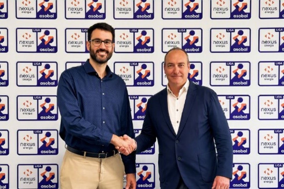 El presidente de la liga profesional de balonmano masculino de España, Servando Revuelta, y el director general de la compañía Nexus Energía, Miguel Fandiño, haciendo oficial la renovación como patrocinador principal