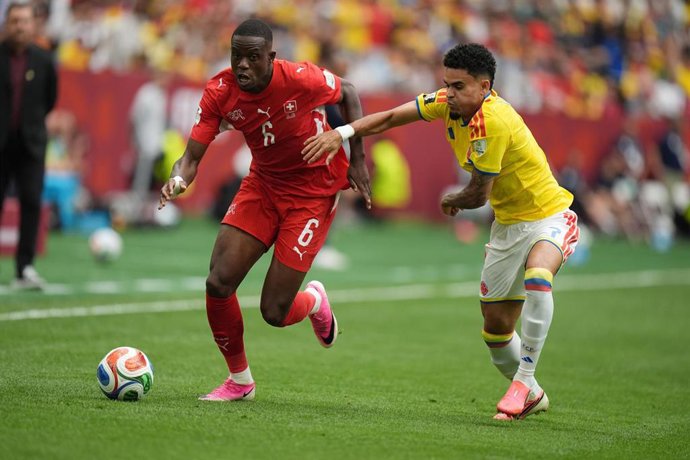 Luis Díaz y Denis Zakaria pelean por un balón en el Suiza-Colombia de octavos de final del Mundial 2026