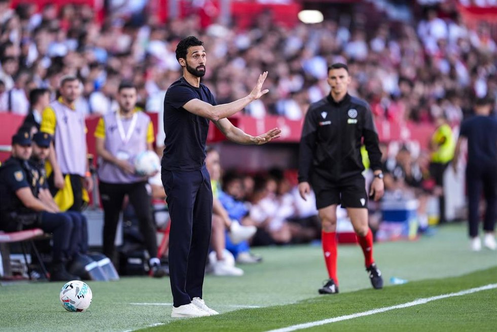 Archivo - Alvaro Arbeloa da instrucciones durante un partido del Real Madrid