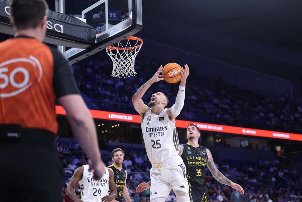 Archivo - Alex Len intenta una canasta en un partido del Real Madrid