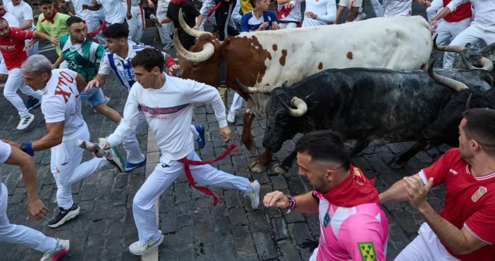 Segundo encierro de las fiestas de San Fermín 2026 con toros de la ganadería Cebada Gago.
