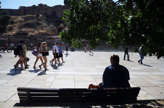 Vecinos y visitantes de Málaga bajo los efectos de la segunda ola de calor. A 6 de julio de 2026 en Málaga (Andalucía, España). El delegado de la Agencia Estatal de Meteorología (Aemet) en Andalucía, Juan de Dios del Pino, ha informado que la segunda ola 