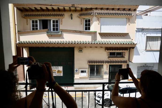 Vivienda de la calle Tulipán de Las Lagunas de Mijas donde se investigan las muertes de dos personas en un incendio. A 8 de julio de 2026 en Mijas, Málaga (Andalucía, España).