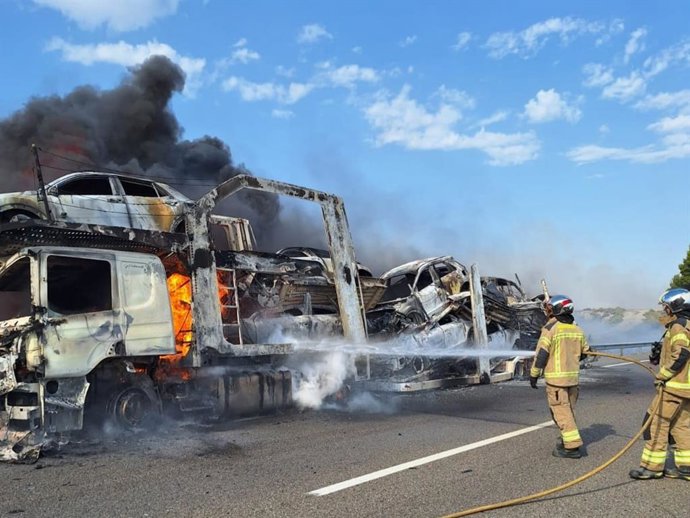 Bomberos de la DPZ y DPH sofocan el fuego en un camión cargado de vehículos híbridos y eléctricos que circulaba por la AP-2