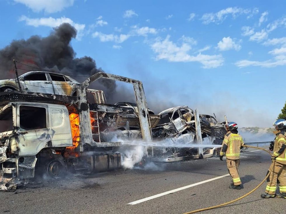 Bomberos de la DPZ y DPH sofocan el fuego en un camión cargado de vehículos híbridos y eléctricos que circulaba por la AP-2