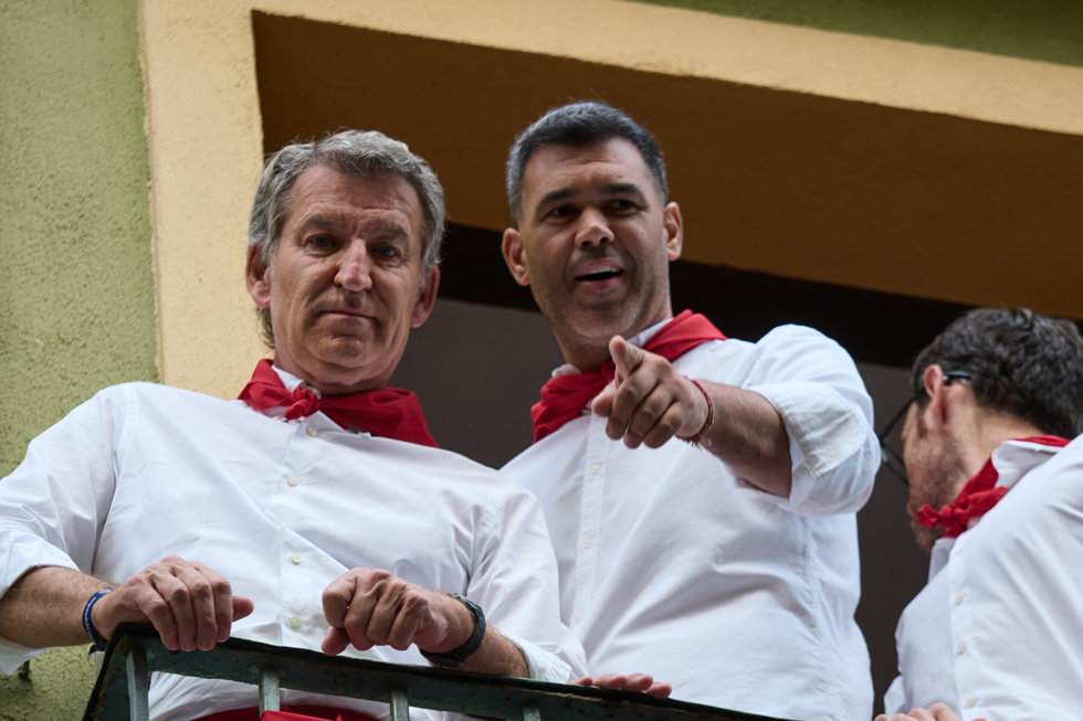 Alberto Nuñez Feijoo , presidente del Partido Popular en un balcon antes del Segundo encierro de los Sanfermines de 2026, a 8 de julio de 2026, en Pamplona, Navarra (España).