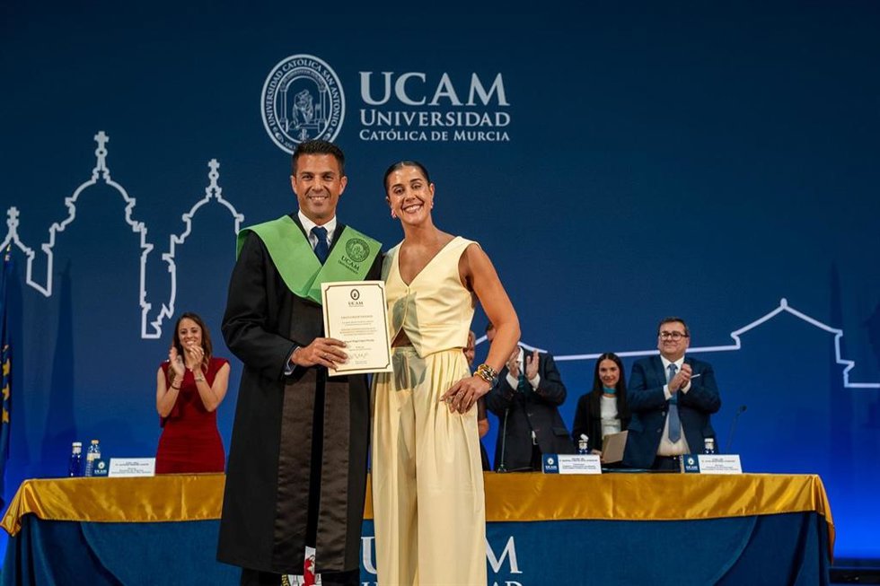 El atleta olímpico Miguel Ángel López, recogió su diploma como graduado en el Máster Universitario en Alto Rendimiento Deportivo, de manos de Carolina Marín