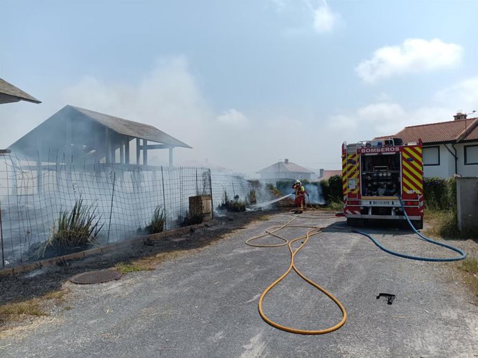 Sofocado un incendio de vegetación en una obra no acabada de Bareyo que hacía peligrar viviendas