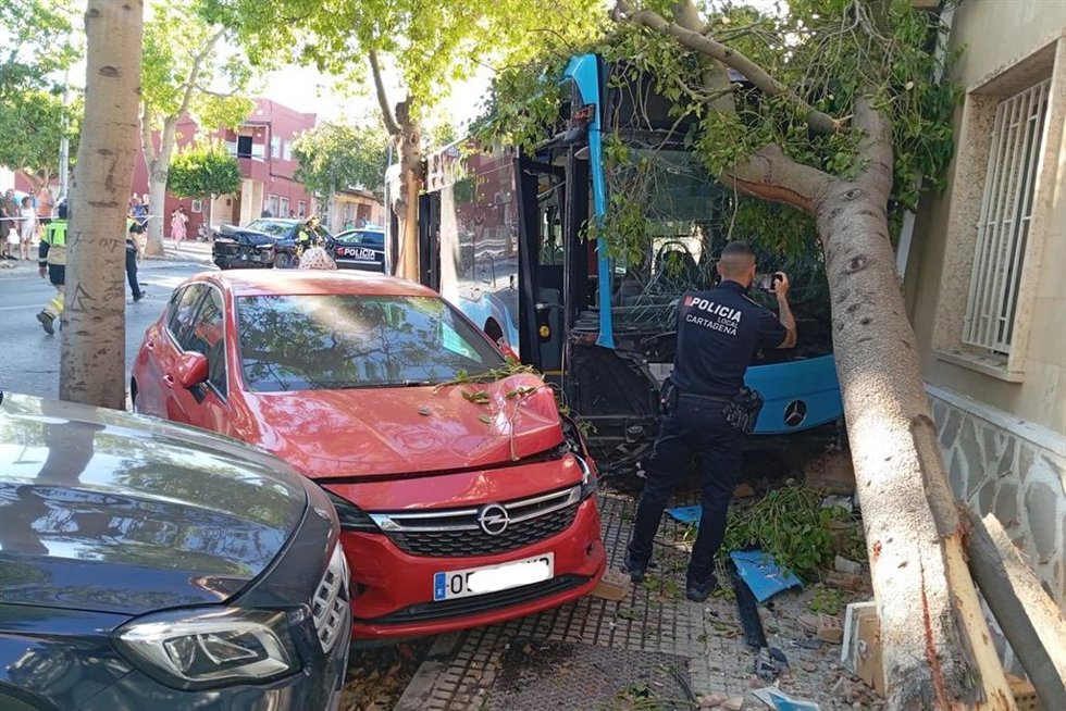 Un autobús se sale de la calzada en la calle Ramón y Cajal de Cartagena, colisionando contra un árbol y el porche de una vivienda