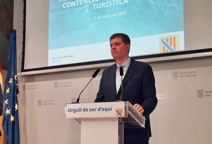 Archivo - Ell conseller Jaume Bauzá durante la presentación de las medidas de contención