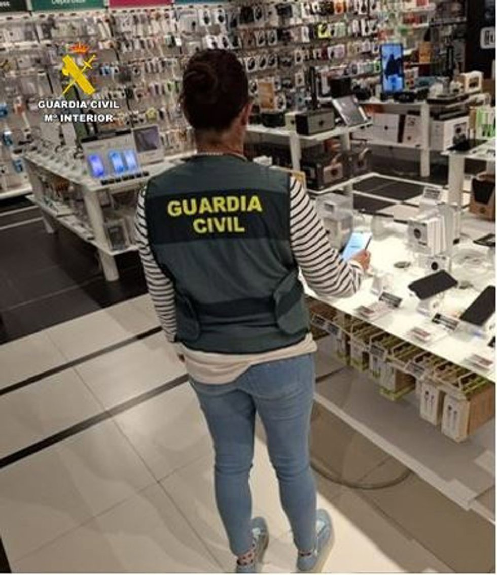 Imagen de un agente de la Guardia Civil en el marco de la operación SMARTZA