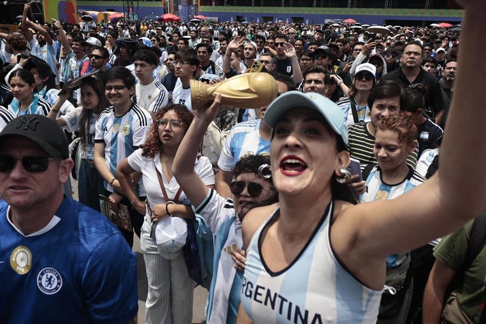Aficionados de Argentina en una fan zone para ver el partido contra Egipto del Mundial de fútbol de 2026.