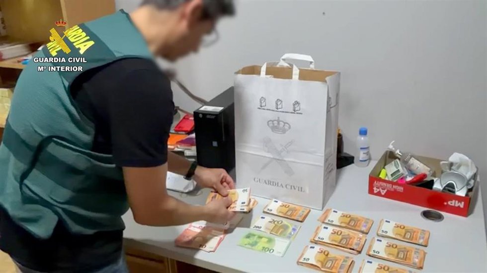 Dinero aparentemente falso intervenido.