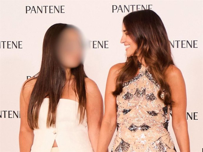 Daniela, hija de Paula Echevarría, posa junto a ella y demuestra que ha heredado su buen gusto para vestir
