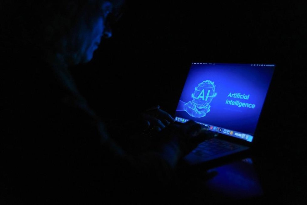 Archivo - Un ordenador con las siglas AI de Artificial Intelligence (Inteligencia Artificial), a 24 de octubre de 2025, en Barcelona, Cataluña (España). Según un estudio de la Universidad Internacional de La Rioja (UNIR), España se sitúa a la cabeza del d