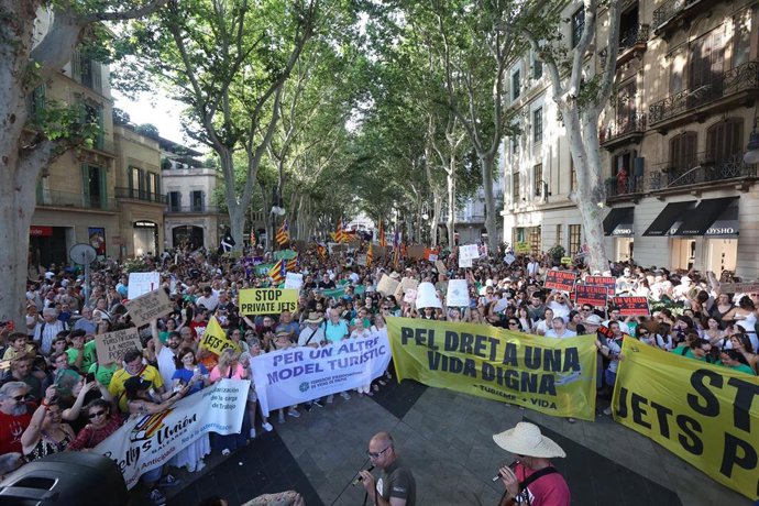 Archivo - Varias personas durante una manifestación por la vivienda en Palma.