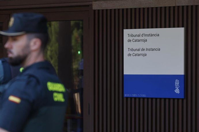 Un agente de Guardia Civil ante los juzgados de Catarroja, donde hoy declara Catalá por la dana