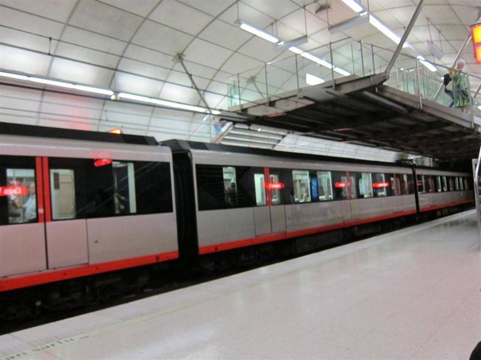 Archivo - Unidad de Metro Bilbao en una de las estaciones