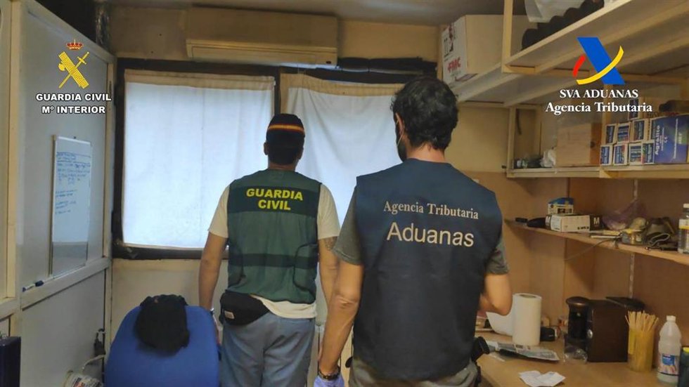 Imagen de los agentes de la Guardia Civil  que han desarticulado un punto de venta de droga en Burgos camuflado como tienda de CBD